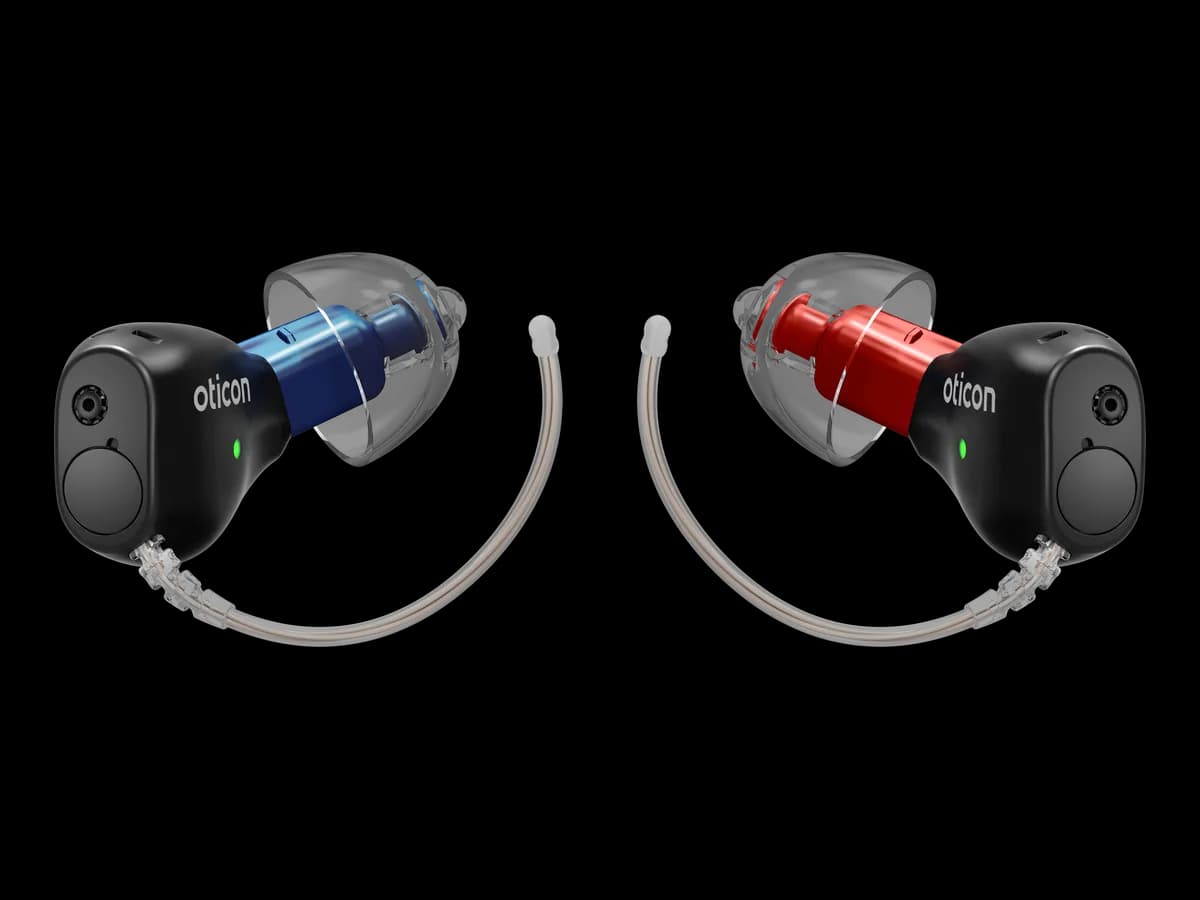 Oticon Zeal nxtCIC, Paar in Mattschwarz mit farbcodierten Hörern